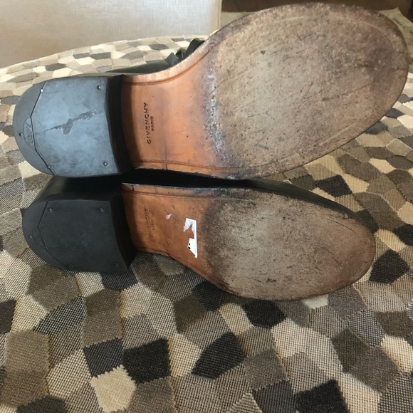 Givenchy low ankle bootie with gold chain detail. Size 37 - Picture 7 of 9